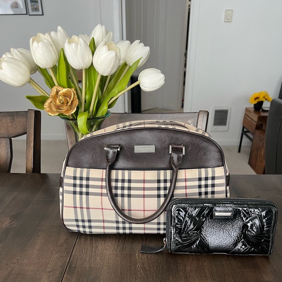 EUC Burberry Nova Check Handbag with Burberry knotted zip around wallet - Picture 1 of 11